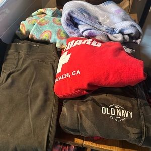 5 lbs women’s size XS/S. Keep what you want and reposh the rest.